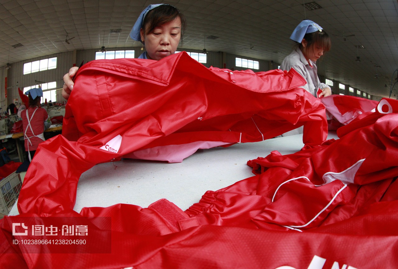 安徽省淮北市秋艷服裝廠,女工在生產車間內加工出口到歐美地區的服裝產品。